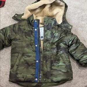 GAP Kids Green Camo Hooded Puffer Jacket size 2